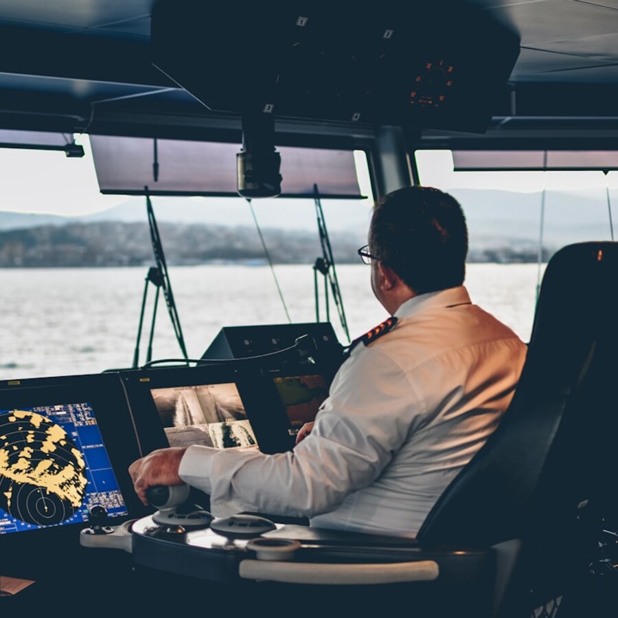 Human-machine interface on a ship's bridge